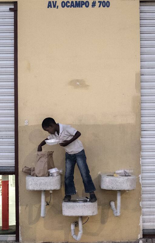 El Desayunador del padre Chava, el refugio de los deportados que deben cruzar el muro hacia Tijuana