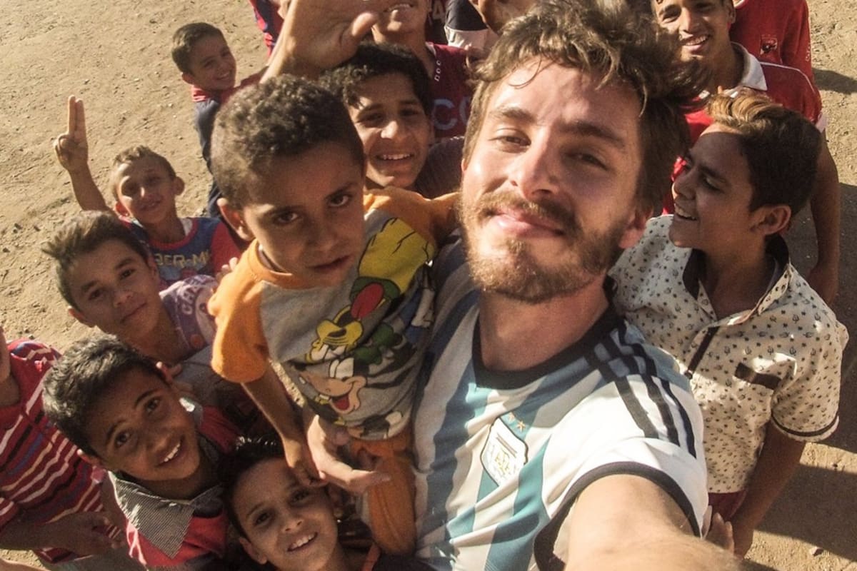 En bicicleta. Es argentino y recorrió África para dar charlas motivacionales a los jóvenes