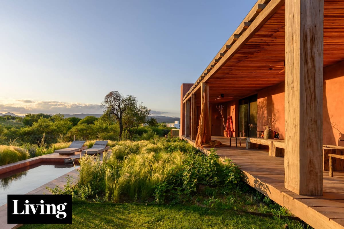 Frente a las sierras: un arquitecto cordobés diseñó su casa a la medida de la montaña