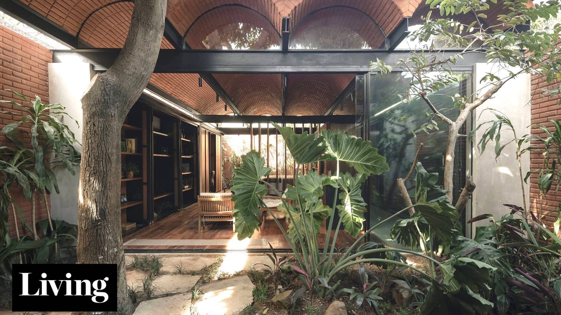 En esta genial casa de ladrillo, el patio interno va cambiando con filtros, puertas y persianas