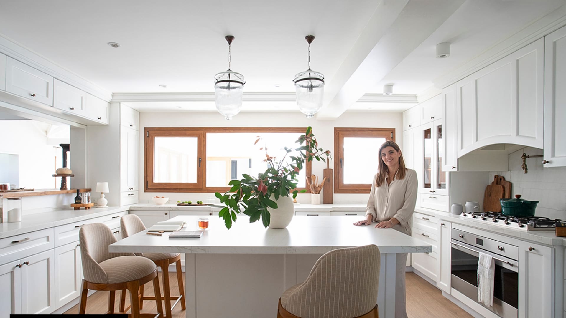 Una arquitecta nos cuenta cómo hizo de su cocina noventosa este espacio blanco y radiante