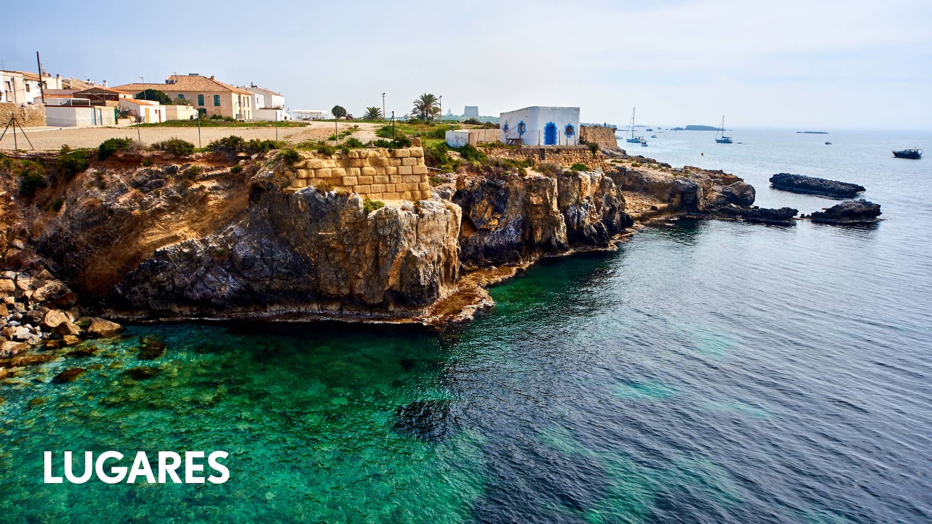 La diminuta isla de apenas 100 habitantes es un imán para turistas con sus playas y hoteles de encanto.