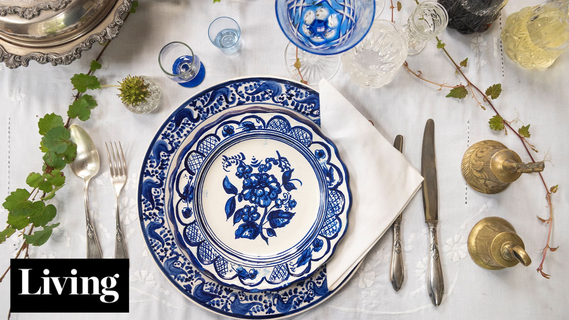 Ideas para armar la mesa de Navidad con objetos familiares de todas las épocas, verde y mucha luz