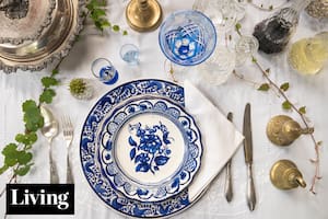 Ideas para armar la mesa de Navidad con objetos familiares de todas las épocas, verde y mucha luz