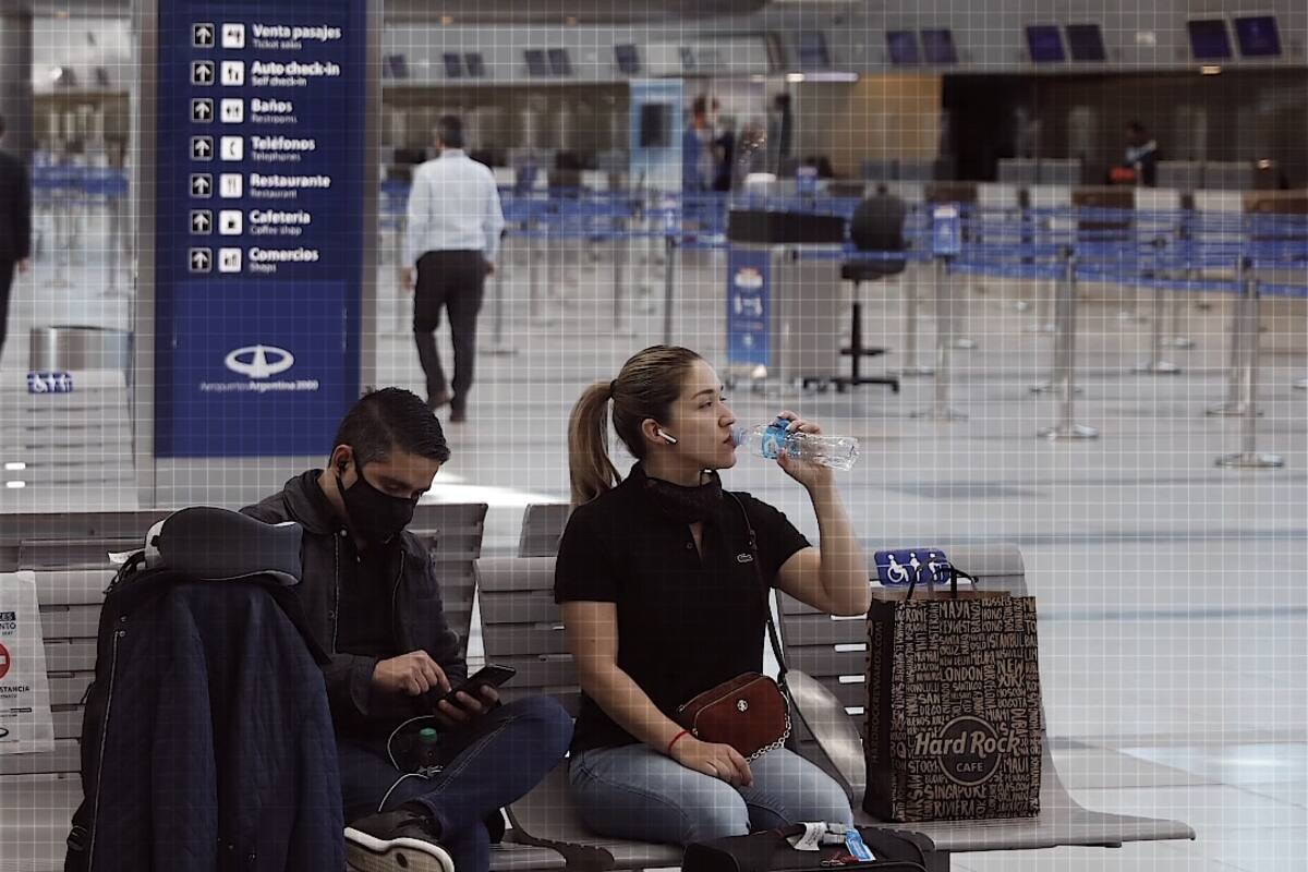 La nueva Ezeiza. Chequeos de temperatura y comida embolsada, así es volar hoy