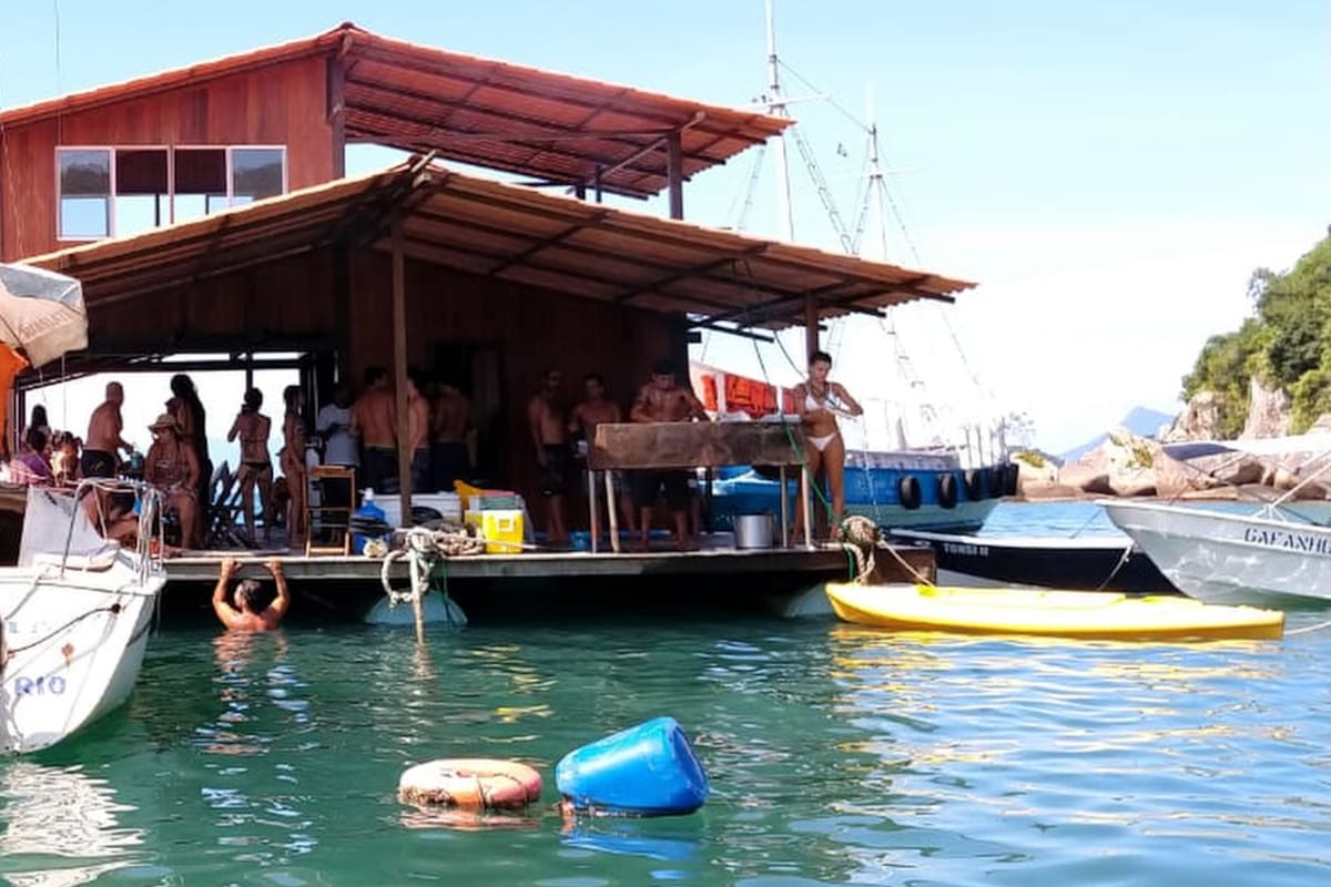 Es cordobés y tiene un bar flotante en una de las playas más lindas del mundo