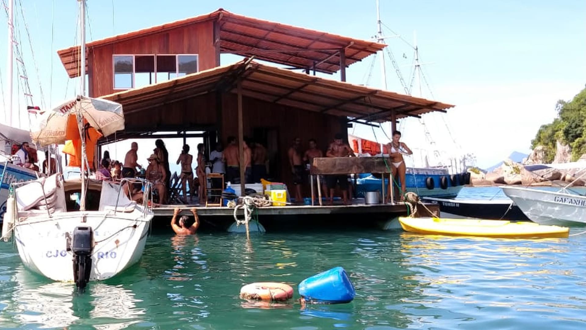 Es cordobés y tiene un bar flotante en una de las playas más lindas del mundo