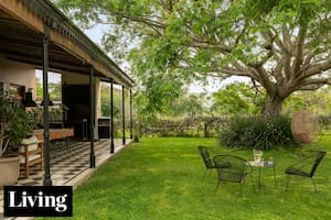 Es decoradora, construyó una casa de campo para los fines de semana pero un accidente los llevó a vivir ahí