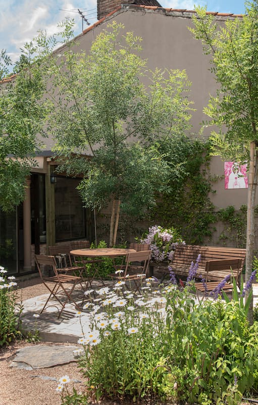 Jardines que dialogan con la arquitectura: paisajes pensados para ser vividos