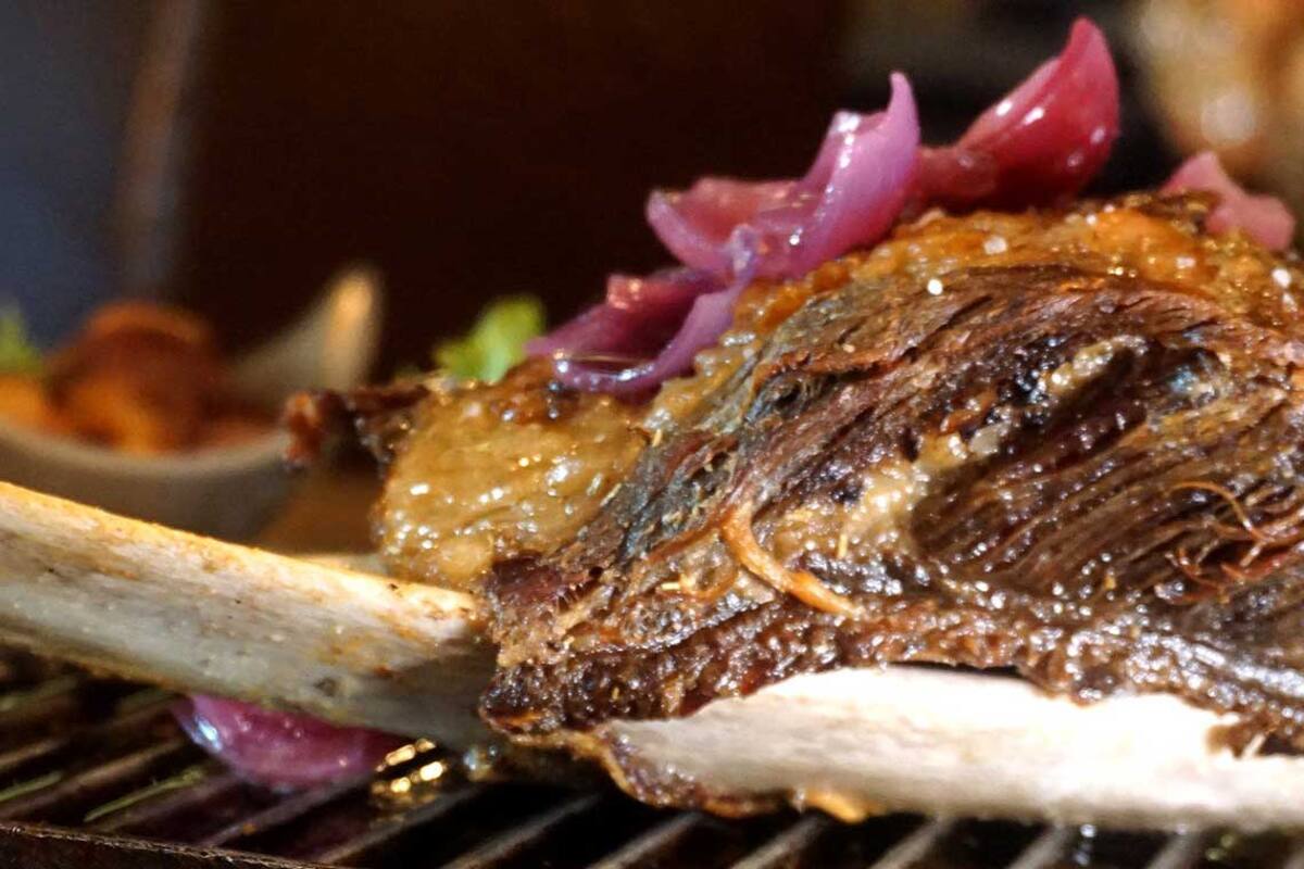 Tres platos cocinados con el secreto para obtener carnes más tiernas y sabrosas