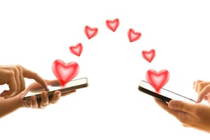"Es más fácil enamorarse así": cómo los jóvenes están cambiando el mundo de las citas online