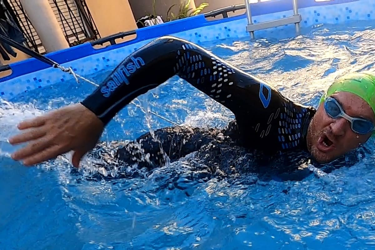 Cuarentena. Corrió un triatlón adentro de su casa con pelopincho incluida