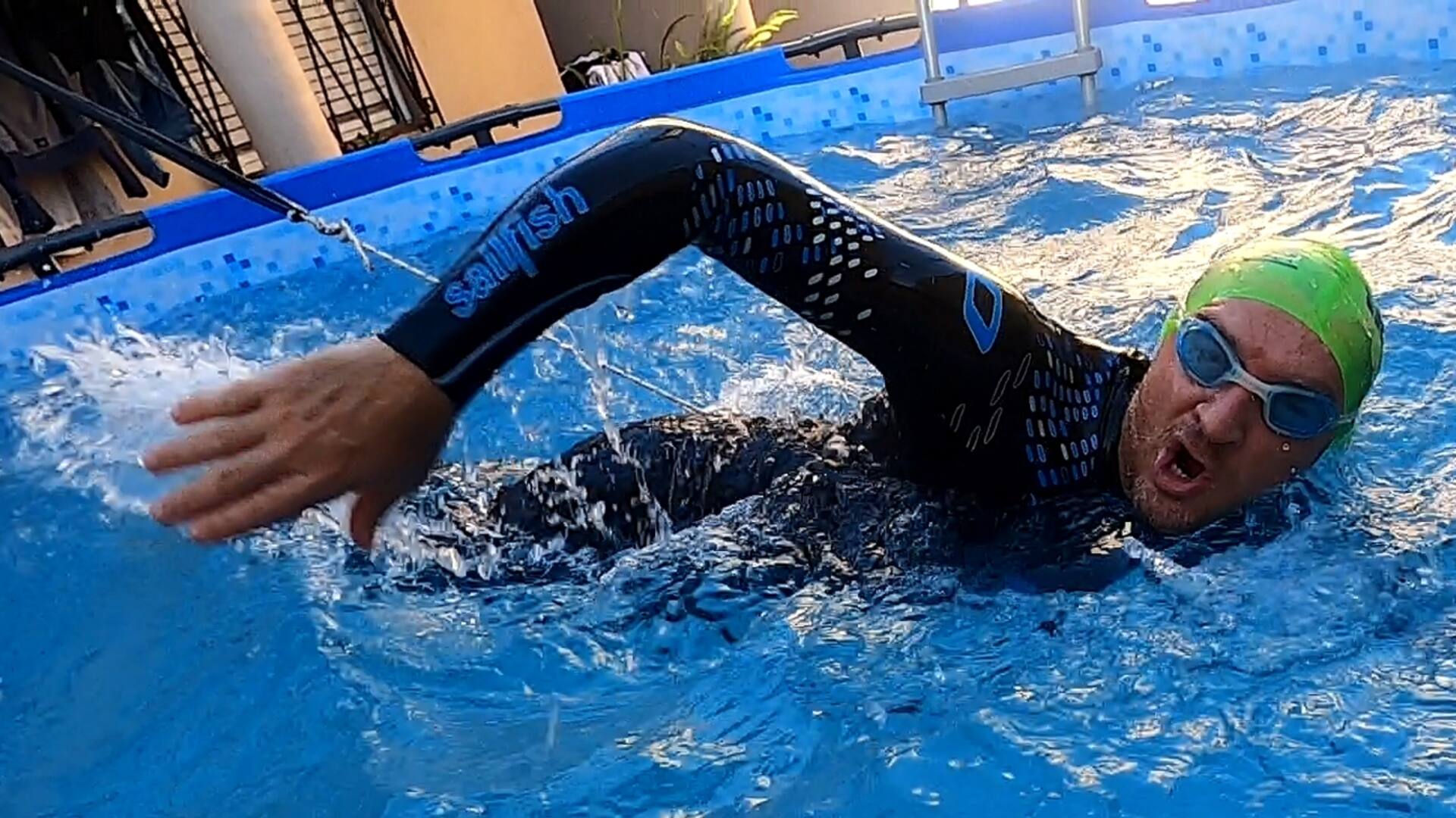 Cuarentena. Corrió un triatlón adentro de su casa con pelopincho incluida