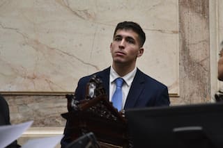 El joven que habita una dualidad, bajo la sombra de su “tío” y con un territorio a reconquistar