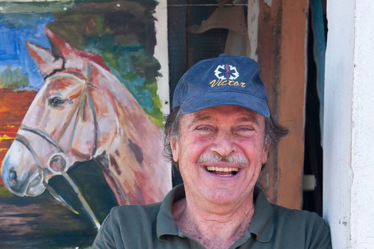 De millonario a ofrecer cuadros para comer: el empresario que cambió lujo por arte y hoy vive en una caballeriza