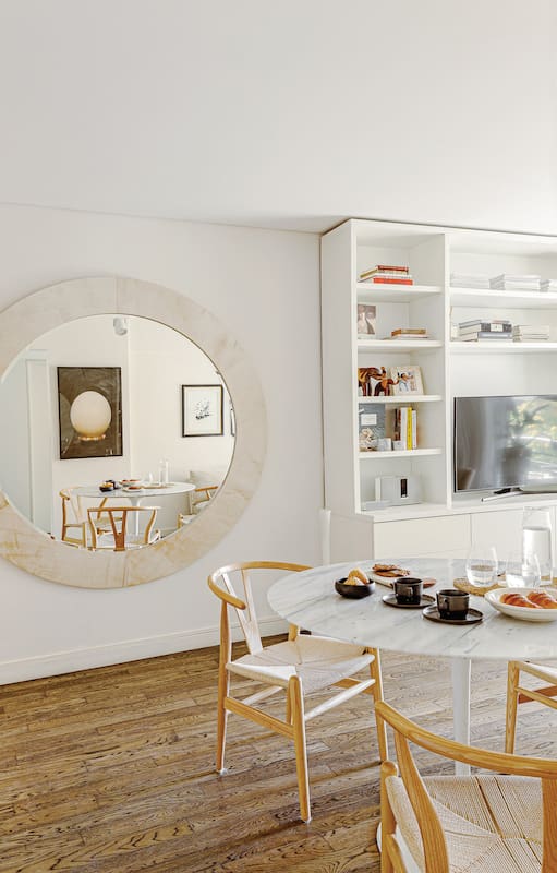 Solución de diseño para un living alargado en un tres ambientes lleno de luz