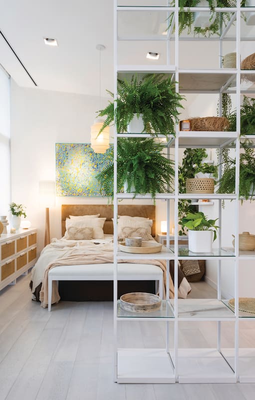 En 40m2. Un monoambiente comodísimo y luminoso gracias a una división semitransparente y un aparador de punta a punta