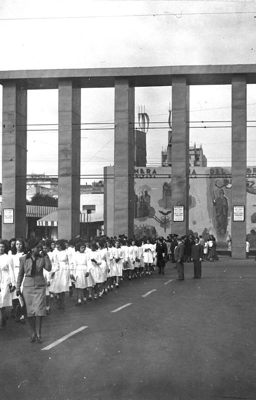 Sobre la Avenida Nueve de Julio se formaban los alumnos a la salida de la exposición. En el mural del fondo se indica que es la Primera Feria del Libro Argentino,