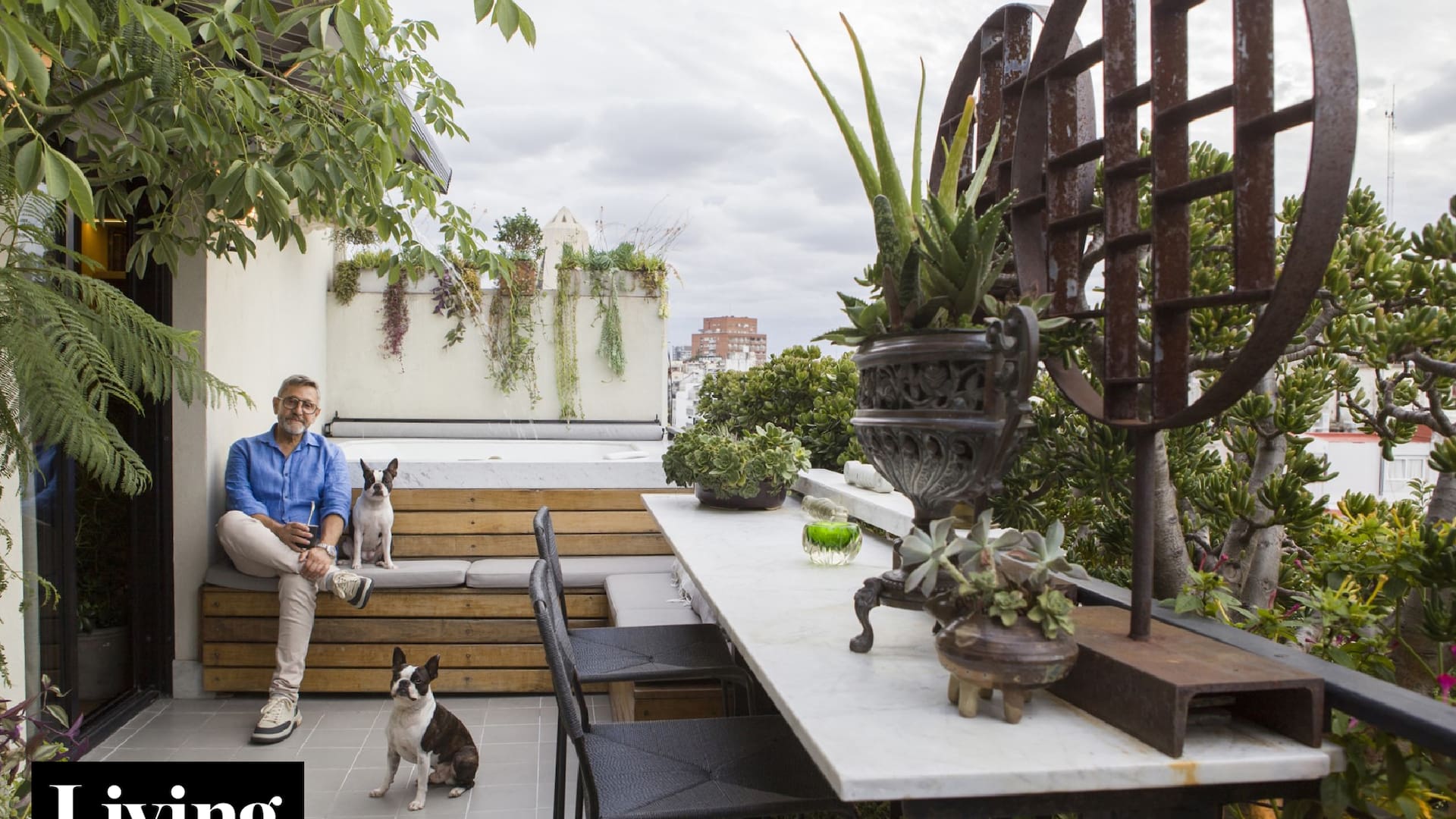 Dos interioristas convirtieron los tres últimos pisos de un edificio de los años 60 en una casa en altura