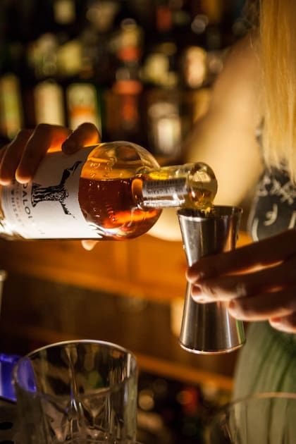 El whisky sale del closet: cuatro bares para disfrutarlo con buena comida