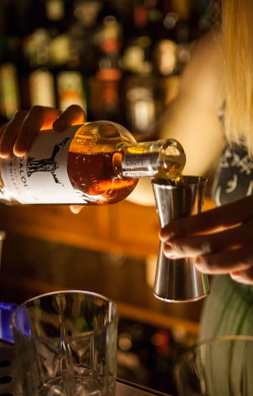 El whisky sale del closet: cuatro bares para disfrutarlo con buena comida