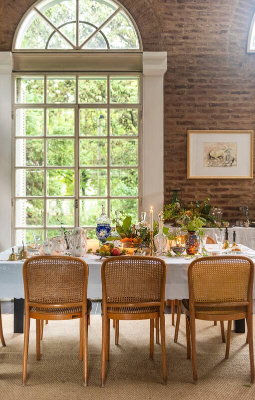 Ideas para armar la mesa de Navidad con objetos familiares de todas las épocas, verde y mucha luz