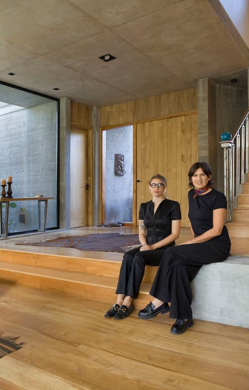 Construyó su casa en el terreno donde creció, y fusionó sus recuerdos de infancia con diseños pensados en familia
