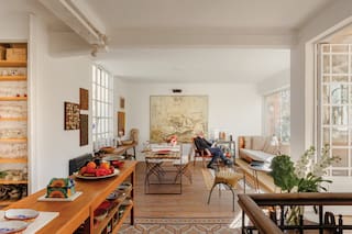 Un antiguo petit hôtel renovado gracias a la visión de un arquitecto y un artista plástico