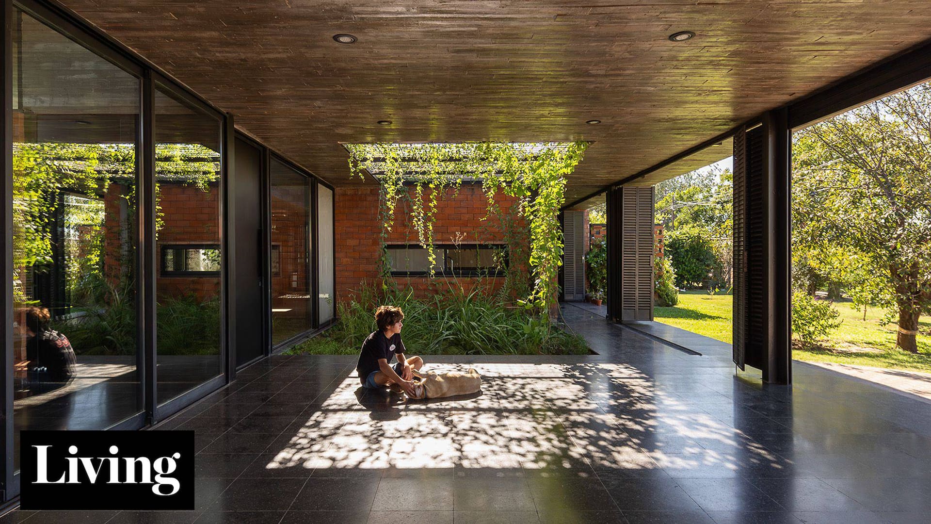 Convirtieron la casa de veraneo de la niñez en una vivienda contemporánea y sustentable con 7 patios