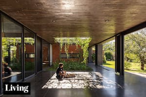 Convirtieron la casa de veraneo de la niñez en una vivienda contemporánea y sustentable con 7 patios