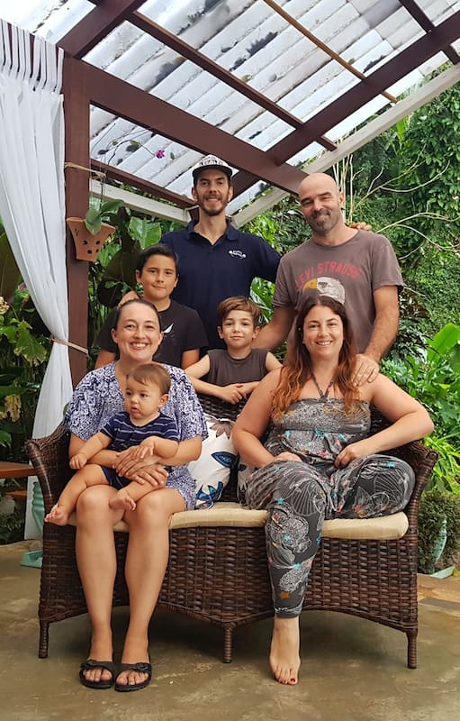 Dos familias amigas. Vendieron y apostaron todo para montar un hotel en la playa