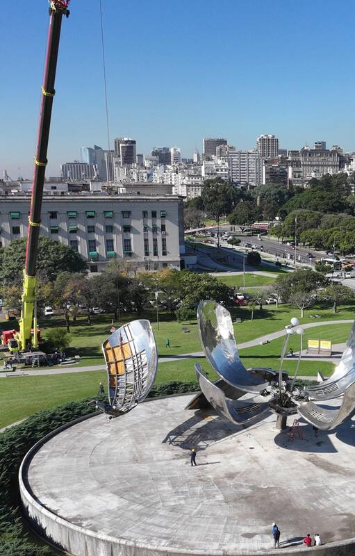 Con dos grúas pesadas y la logística de una fábrica de aviones, restauran los pétalos dañados de la Floralis Genérica