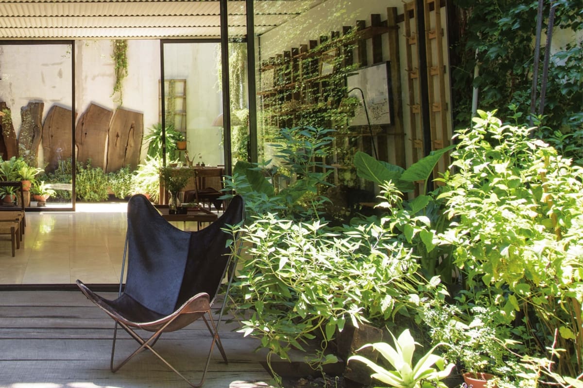 Caballito. Entre un jardín y un patio, una cálida casa de ambientes unificados