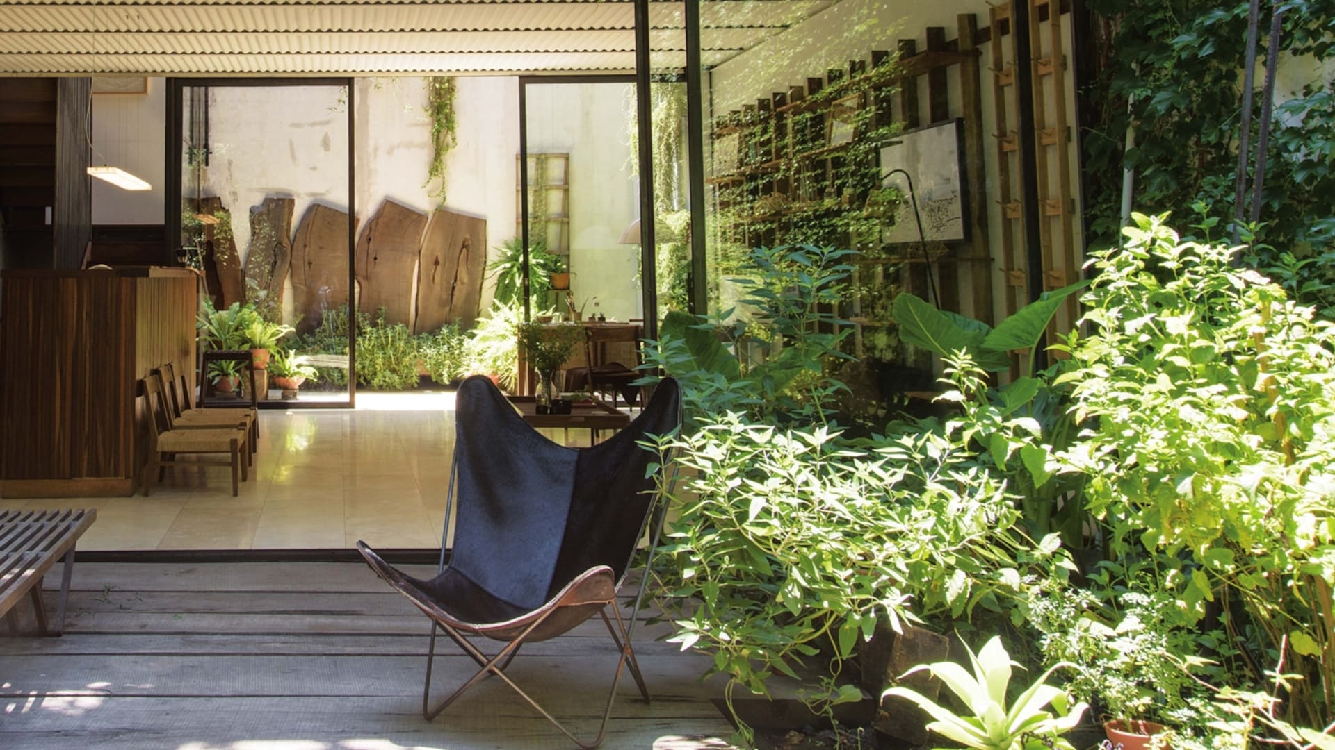 Caballito. Entre un jardín y un patio, una cálida casa de ambientes unificados