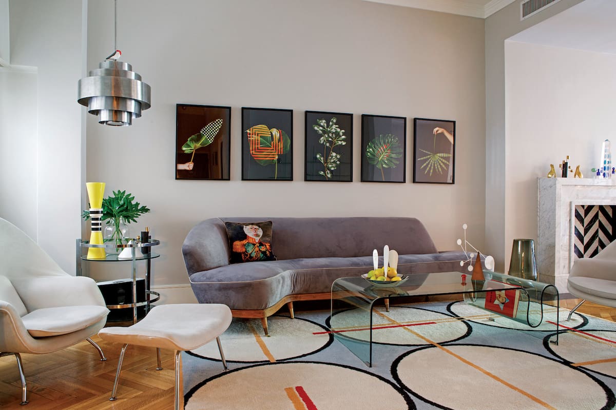 En casas reales: Mirá cómo renovar el living-comedor con composiciones de cuadros, láminas o fotos