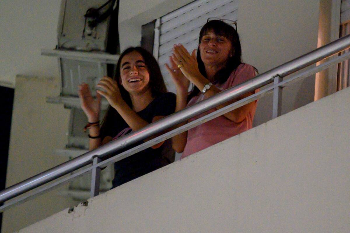 Fotos y videos: aplausazos en los barrios por los trabajadores de la salud que combaten el coronavirus