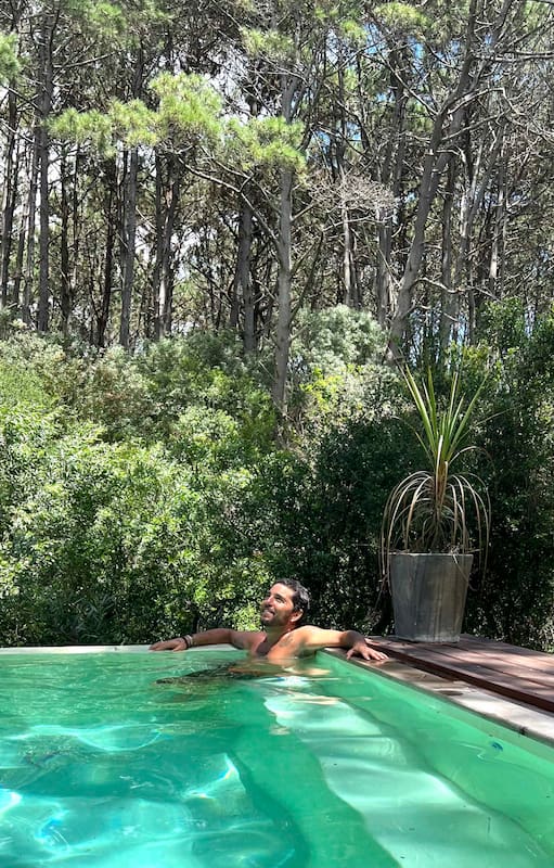 En Rocha: Una casa de hormigón y vidrio que se hermana con su exuberante entorno natural