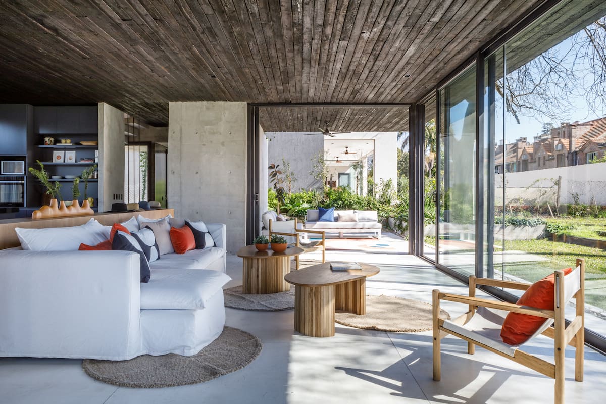Con diseño ambiental y techo verde, esta casa en San Isidro economiza recursos y hace foco en el entorno