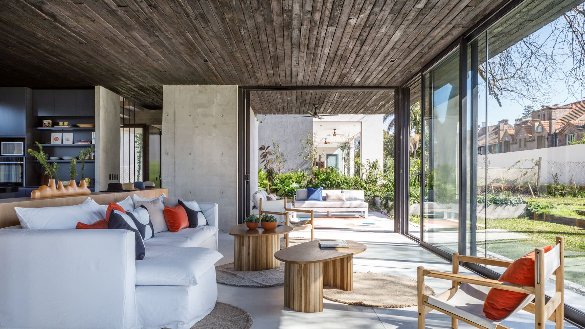 Con diseño ambiental y techo verde, esta casa en San Isidro economiza recursos y hace foco en el entorno