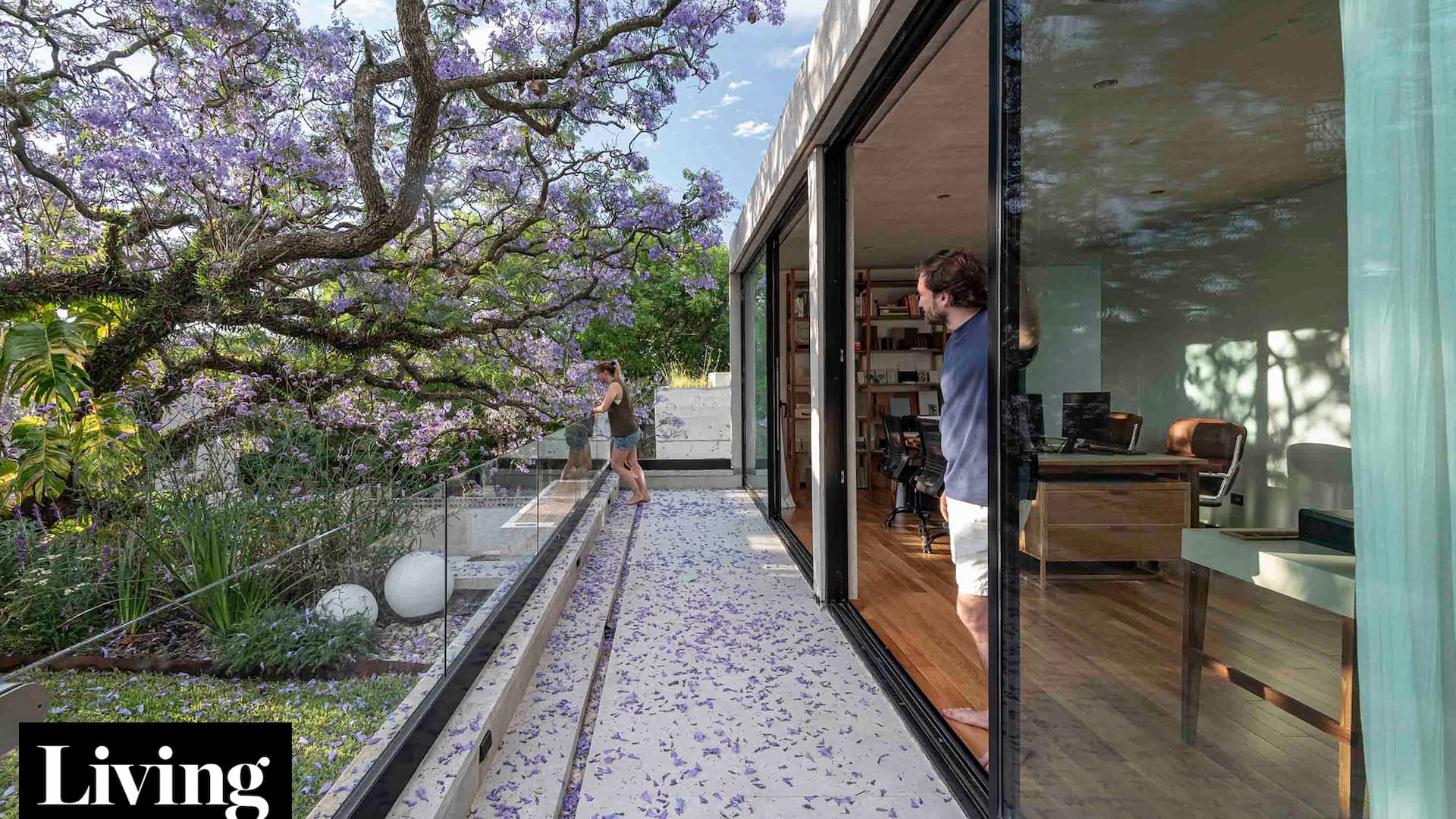 A metros de la costa de San Isidro, dos arquitectos hicieron su casa-estudio en torno a los árboles del terreno