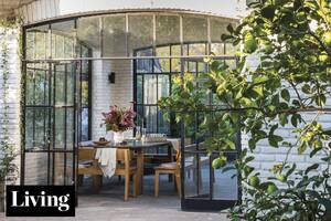 Mirá cómo se cerraron estas galerías para sumarle metros al living y disfrutar haga frío o calor