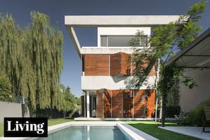 Con arquitectura e interiorismo del reconocido Julio Oropel, una casa que le escapa al clásico cubo de hormigón