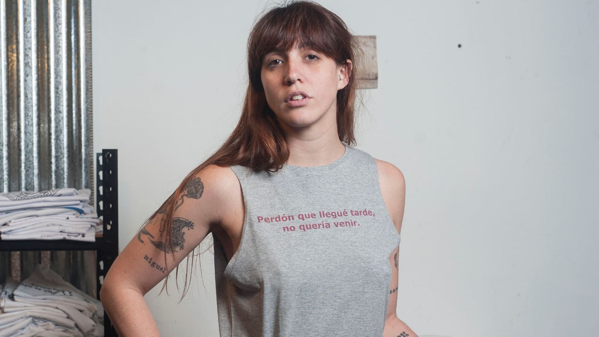 "Yo tan propina y vos tan buenmozo", la emprendedora que hace de frases polémicas remeras temáticas