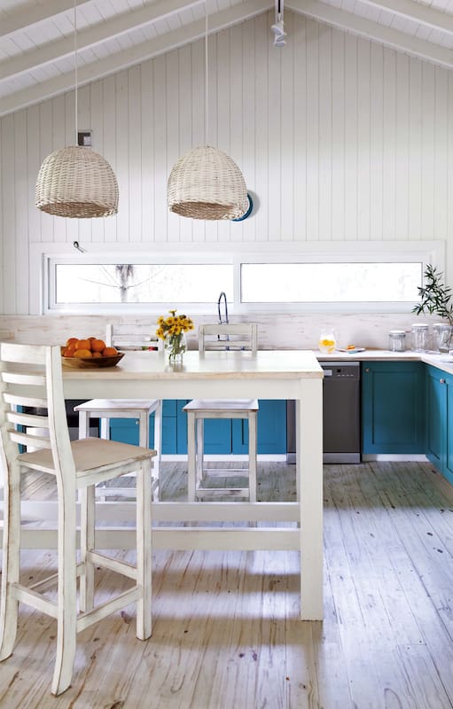 Azul y blanca: Una casa de playa práctica y resplandeciente en Costa Esmeralda