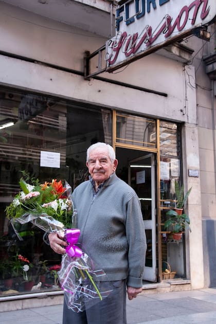 Entre rosas y fresias: Moisés tiene 91 años y sigue atrás de la florería más antigua de la ciudad