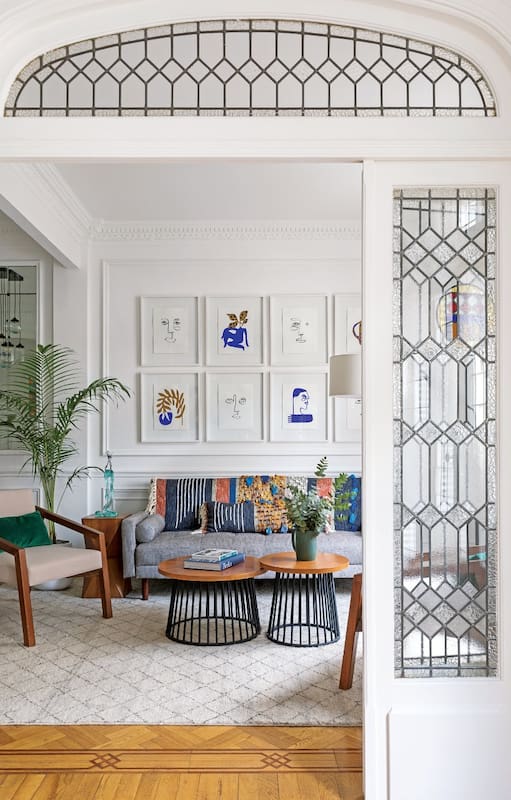 Foto de un living y un comedor que se conectan por puertas con vitraux.
