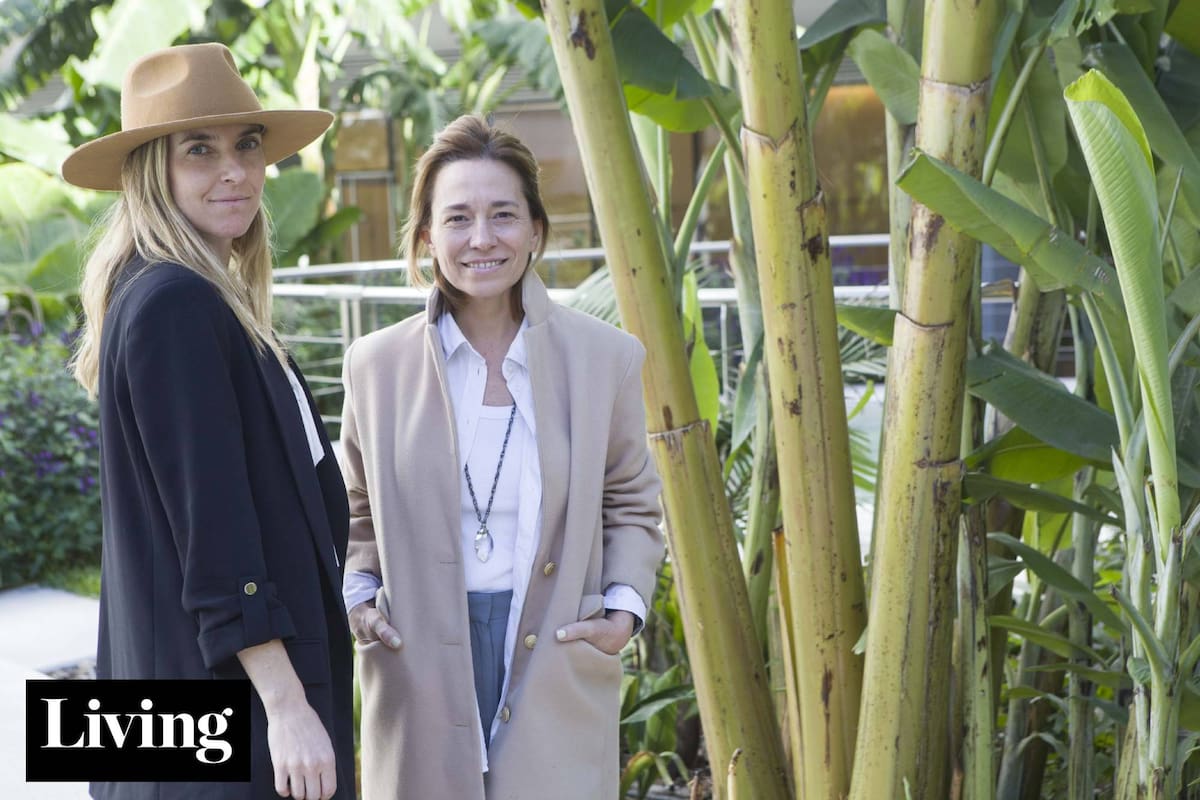 En un complejo con jardín tropical alrededor de una enorme pileta, diseño interior que realza la intimidad
