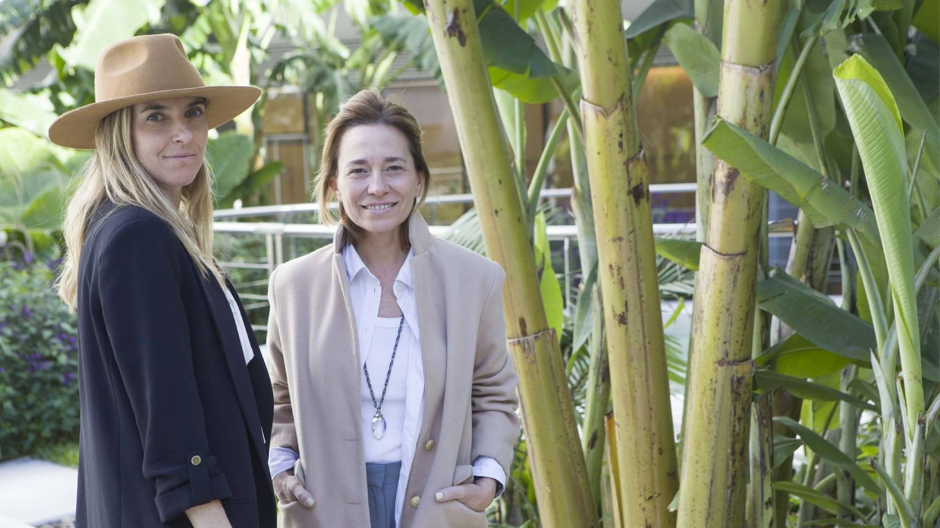 En un complejo con jardín tropical alrededor de una enorme pileta, diseño interior que realza la intimidad