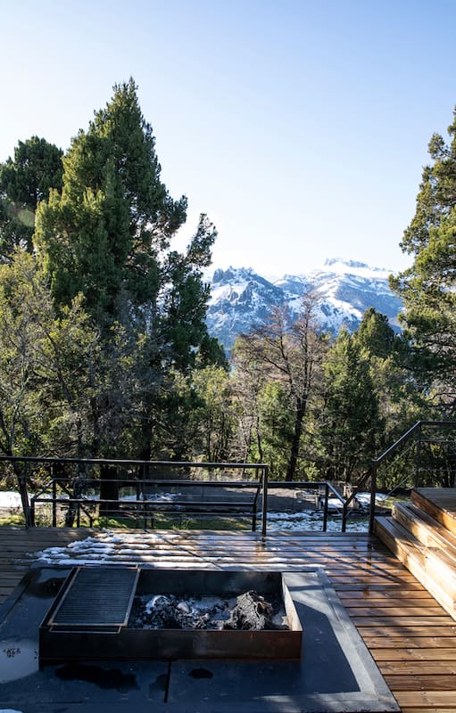 Los dueños de esta casa que mira al lago Meliquina procuraron ser una presencia bienvenida en medio del bosque