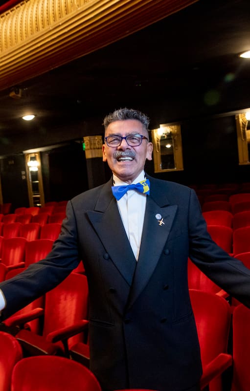 El histórico acomodador del Maipo que “mira al revés”, amigo de Vargas Llosa y al que Aleandro bautizó rata de teatro